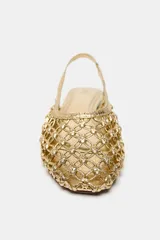 Zapato destalonado plano color dorado, con capellada trenzada y tira trasera elástica.