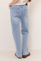 Jeans de corte holgado y tiro medio, color azul claro con efecto deslavado.