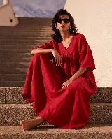 Vestido largo color rojo con escote en V, mangas cortas amplias y corte holgado con diseño fruncido bajo el busto, confeccionado en lino.