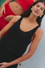 Top negro tejido calado de algodón con escote en U.