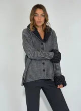 Saco tejido en lana color gris con rayas verticales y bordados a mano en cuello y puños.