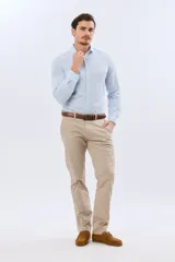 Pantalon azul marino de corte ajustado, con trabillas para cinturón y bolsillos laterales, confeccionado en tejido liviano con elasticidad.