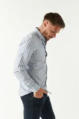 Camisa de manga larga para hombre, color azul claro con microestampado de cuadros. Presenta un corte slim y cuello abotonado.