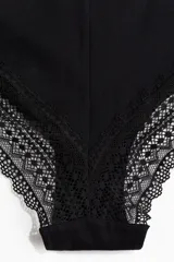 Pack de tres bombachas tipo hipster negras de algodón con detalles de encaje en las piernas.