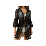 Vestido corto de encaje negro con diseño floral, escote en V profundo y mangas largas acampanadas. Presenta terminaciones con bordes festoneados.