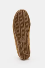Zapatilla deportiva de piel en color marrón tostado, con diseño de perfil bajo, detalles de pespuntes y cierre mediante cordones.