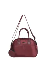 Bolso Trendy bordó de diseño amplio, con doble asa de mano y correa larga ajustable y desmontable. Cuenta con bolsillos frontales, cierre superior y un pequeño monedero circular colgante.