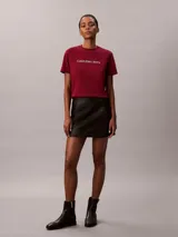 Remera de algodón bordó con cuello redondo y mangas cortas, con el logo de Calvin Klein Jeans estampado en blanco en el pecho.