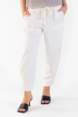 Pantalón estilo cargo de lino tencel color crema, con cintura elastizada y bolsillos laterales.