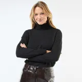 Sweater de punto fino en color negro, con cuello alto y mangas largas con puños acanalados.