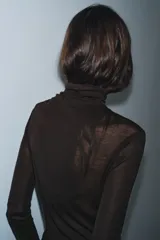 Camiseta de cuello alto y manga larga, confeccionada en algodón Supima. Presenta un corte ajustado al cuerpo y bajo recto.