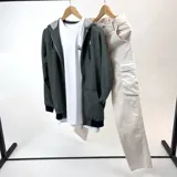 Campera con cierre y capucha, a rayas horizontales en tonos verde inglés y gris.