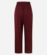 Pantalón de corte recto color bordó, confeccionado en tejido Orly con fondo melange. Presenta cintura con elástico en la parte posterior y cierre tradicional frontal.