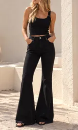 Jean oxford color negro de corte elastizado, tiro medio y botamanga acampanada con bolsillos traseros.