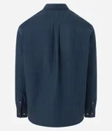 Camisa de manga larga color verde militar, confeccionada en algodón con textura maquinetada, cuello inglés y abotonado delantero. Corte comfort.