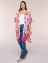 Kimono de satén ligero con estampado floral en tonos rosados, amarillos y celestes, de silueta amplia y diseño abierto al frente con mangas cortas amplias.