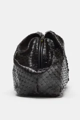 Bolso de mano tipo pouch con estampado animal y cierre magnético.