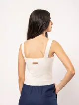 Top tejido negro con escote cuadrado y tirantes anchos.