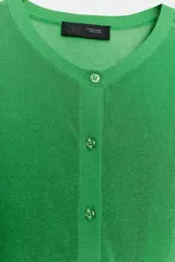 Chaqueta de punto de manga corta y cuello redondo en color verde, con cierre frontal de botones.