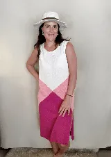Vestido midi de tejido de punto en bloques de color blanco, rosado y fucsia, sin mangas, con cuello redondo y tajo lateral.