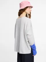 Sweater azul eléctrico de cashmere, con escote en V y corte holgado.