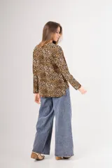 Remerón de seda fría con estampado animal print.