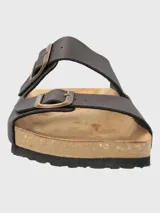 Sandalia Hush Puppies modelo Kano color marrón oscuro, de estilo Birkenstock con doble tira y hebillas metálicas ajustables. Cuenta con plantilla anatómica y suela de goma.