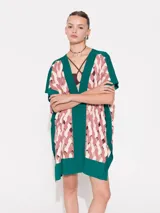 Poncho verde esmeralda con paneles estampados en tonos rosa y beige, cuello en V y mangas cortas.