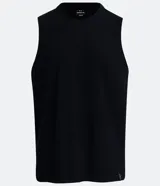 Musculosa básica para hombre de corte recto y cuello redondo, confeccionada en tejido de algodón. Presenta un diseño liso con un pequeño tag decorativo en el bajo.