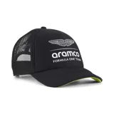 Gorra tipo trucker de color negro con malla trasera, presenta el logo de Aston Martin y la inscripción Aramco Formula One Team estampados en blanco en el frente. Posee un detalle de color verde lima en el borde inferior de la visera.
