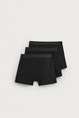 Pack de tres calzoncillos tipo bóxer de algodón con cintura elástica.