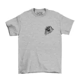 Remera de algodón color naranja con estampa gráfica en la espalda que incluye una ola, un pez koi y la inscripción 'Every summer has a story' junto al logo de la marca.