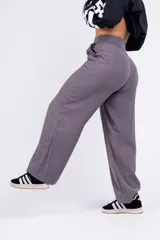 Pantalón gris de vestir, de corte palazzo y tiro alto.