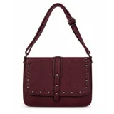 Cartera tipo bandolera color bordó, con diseño acolchado de rombos y detalles de tachas metálicas en la solapa frontal. Cuenta con una correa ajustable y cierre de solapa.