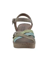 Sandalia de cuero modelo Dalia de la marca RKF, con tacón alto de símil corcho, plataforma delantera y tiras cruzadas multicolores en tonos verde, celeste y gris. Cuenta con tira ajustable al tobillo con hebilla metálica.