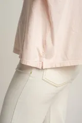 Remera rosa de algodón con calce oversize.