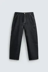 Jeans de hombre relaxed straight fit, color azul oscuro, confeccionados en denim rígido sin prelavados. Presentan cinco bolsillos, bolsillos plastrón y tira multifunción en las perneras. Cierre frontal con cremallera y botón.