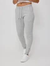 Pantalón deportivo tipo jogging color gris melange, confeccionado en 60% algodón y 40% poliéster, con cintura elástica ajustable con cordón y puños ajustados con cierre.