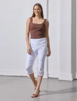 Pantalón capri blanco de gabardina elastizada, marca Ruby Rd. Tiene pretina ancha elastizada, bolsillos simulados en la parte delantera y detalle de puntilla en el ruedo.