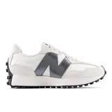 Championes New Balance modelo 327, color blanco con logo "N" en gris metalizado y suela de goma negra.