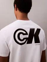 Remera de algodón regenerativo Calvin Klein de corte regular, color blanco, con cuello redondo y mangas cortas. Presenta un estampado gráfico con el monograma de la marca en contraste sobre el pecho.