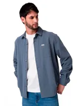 Camisa de manga larga confeccionada en tejido tipo waffle, color azul grisáceo. Presenta cuello clásico, cierre frontal con botones y un bolsillo en el pecho con etiqueta de la marca.