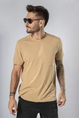 Remera de algodón color verde agua, con cuello redondo, mangas cortas y un bolsillo frontal en el pecho.