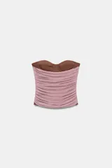 Corsé strapless con aros, confeccionado con una base de tela lisa color marrón y una capa superior de tul drapeado en color rosado.