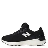Championes urbanos New Balance modelo Fresh Foam, color negro con entresuela blanca. Presentan capellada de malla transpirable, logo N lateral y tecnología de amortiguación Fresh Foam en la suela.