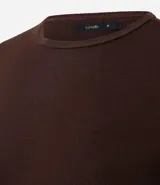 Blusa color beige de mangas cortas, confeccionada en tejido rib con textura acanalada y cuello redondo.