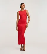Vestido midi rojo, ajustado al cuerpo, sin mangas, con escote redondo y detalle de fruncidos en el torso.