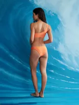 Top de bikini color naranja, estilo bandeau asimétrico con un solo tirante en el hombro y un lazo decorativo en el centro del busto.