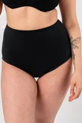 Bombacha de baño tiro alto color negro, corte clásico y forro en la parte delantera.