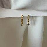 Aros dorados tipo argolla con brillantes y dije colgante con una circonita engarzada.